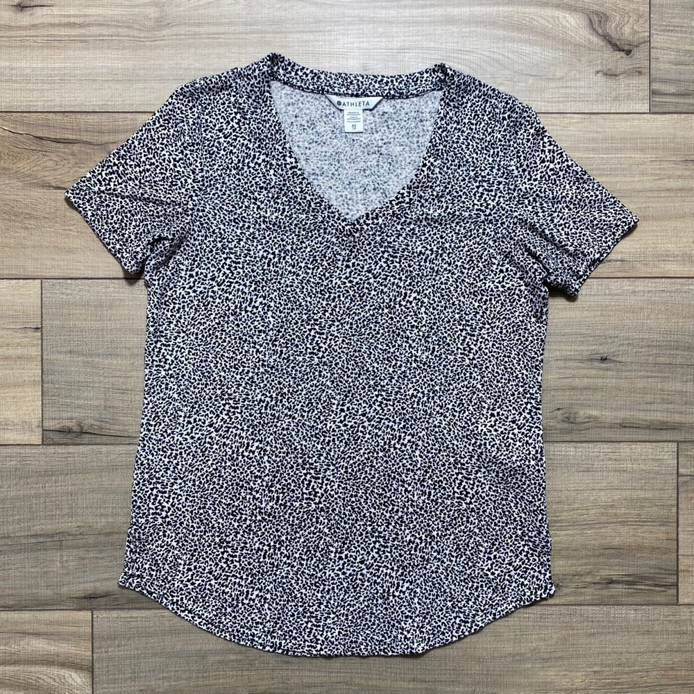 Athleta Womens Breezy Scoop V-neck Tee Shirt Micro Cheetah XS Cream Black